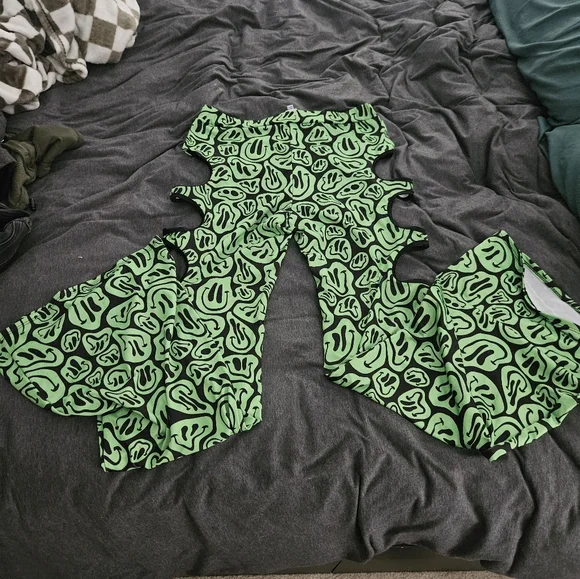🍄 iHeartRaves Flare Pants - Picture 3 of 6
